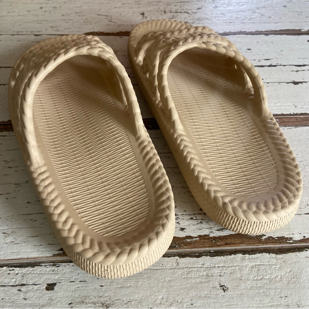 ✨SOLD✨🔥CLOSET CLEAR OUT🔥NEW Pillow Lounge Cushion Slides - Picture 4 of 5